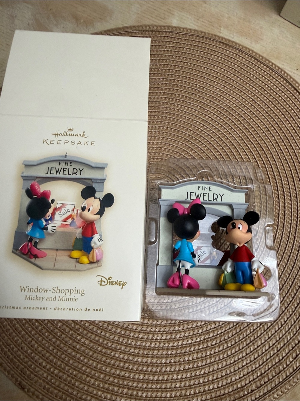 Hallmark keepsake 🔥 Mickey Minnie Window shopping. Disney Ornament